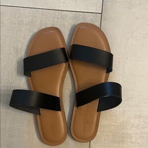 Universal Thread Black and Tan Sandals